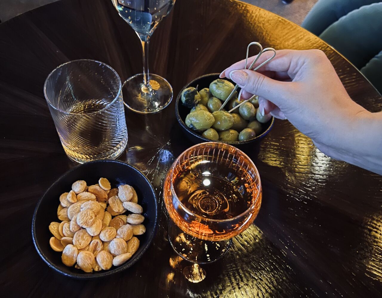 hand olives>